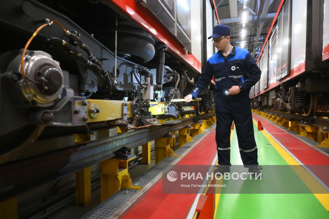 Фоторепортаж из электродепо "Сокол"